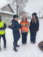 Сотрудники Госавтоинспекции Башмаковского района, совместно с представителями системы профилактики администрации Башмаковского района напомнили детям и их родителям о безопасном поведении в зимний период