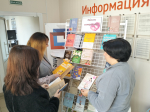 Работники модельной библиотеки имени М.Н. Пономарева организовали и провели выставку-диалог «Радость материнства»